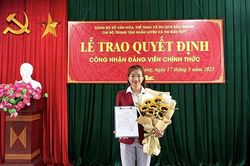 Nguyễn Thị Oanh được công nhận là Đảng viên chính thức