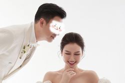 Hậu chia tay Đình Tú, Hương Giang đăng ảnh cưới bên chú rể giấu mặt