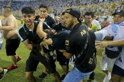 Cổ động viên giẫm đạp ở El Salvador: Ít nhất 12 người thiệt mạng