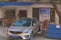 Bị đỗ xe chắn cửa nhà suốt 5 năm, chủ nhà tung chiêu độc khiến chủ xe phải xin lỗi