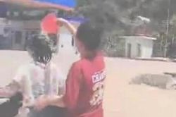 Tạm giữ phương tiện của 2 nữ sinh 'vừa đi xe vừa tắm' trên đường