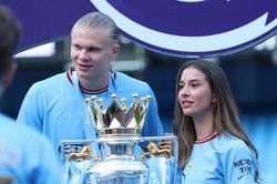 Haaland giới thiệu bạn gái trong ngày Man City nâng cúp vô địch
