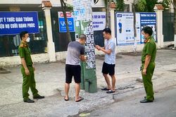 Truy tờ rơi quảng cáo, phát hiện 2 người cho vay nặng lãi ở TP.HCM