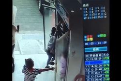 Bị tủ lạnh đè trúng người, cậu bé thoát chết trong gang tấc