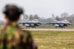 F-16 có thể đối mặt tiêm kích và nhiều tầng phòng không