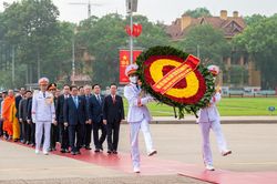 Đại biểu Quốc hội vào Lăng viếng Chủ tịch Hồ Chí Minh