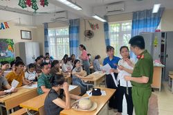Công an cùng trường học hướng dẫn phụ huynh về việc sử dụng VNeID