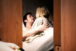 Bố ruột ngoại tình với mẹ nuôi, cùng lúc tôi mất 2 gia đình