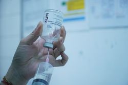 Hết thuốc giải giá 8.000 USD, ba bệnh nhân ngộ độc liệt cơ, phải thở máy