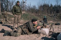Quân đội Ukraine thiếu đạn và mất nhiều binh sĩ có kinh nghiệm khi đối đầu Nga