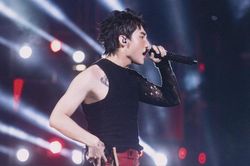 Sơn Tùng gây tranh cãi vì không hát live ca khúc tiếng Anh trên sân khấu mới