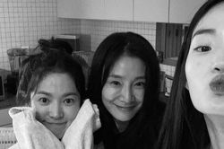 Song Hye Kyo khiến mọi người bất ngờ vì mặt mộc trong tiệc thân mật cùng hội bạn thân