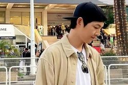 Song Joong Ki xuất hiện đơn giản tại LHP Cannes 2023