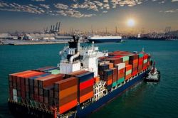 Quốc hội lo động lực tăng trưởng GDP suy yếu, doanh nghiệp bán bớt cổ phần giá thấp để cầm cự
