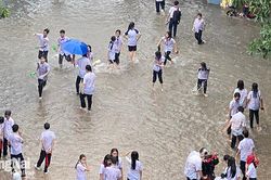 Học sinh vui vẻ tắm mưa trong buổi học cuối năm