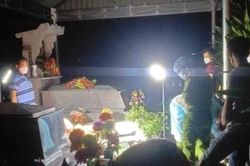 Người đàn ông tử vong gần mộ vợ với vết thương trên bụng