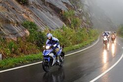 Những nguyên tắc lái xe máy trên đường trơn trượt