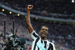 Newcastle phá vỡ trật tự Premier League
