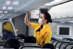 Tranh luận về việc bỏ trần và sàn giá vé máy bay