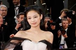 Jennie Blackpink chọn đầm Chanel, hút ống kính trên thảm đỏ Cannes 2023