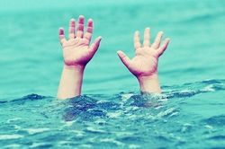 Người cha khóc ngất khi hai con bị đuối nước