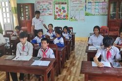 Được cấp máy tính bảng, nhiều học sinh dùng xem phim