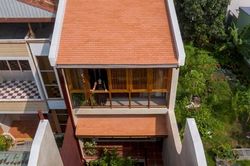 Nhà phố ở Cần Thơ 'gây thương nhớ' chỉ dùng gạch gốm thay cho mái