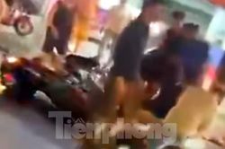 CLIP: Người dân vây bắt hai tên cướp giật dây chuyền của phụ nữ đi bộ trong đêm