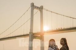 Giới trẻ rủ nhau đón hoàng hôn thơ mộng bên cầu dây võng dài nhất Việt Nam