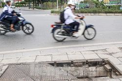 Hàng loạt hố ga cáp quang không nắp như 'bẫy' người dân ở Hà Nội