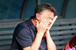 Tuyển Việt Nam: HLV Troussier gặp khó giữa ngã ba đường
