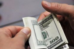 Bản tin tài chính sáng 23/5: Giá vàng đi xuống, USD tăng cao, dầu phục hồi