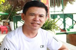 'Đại gia' bán bánh dạo, gom tiền xây cầu, tặng nhà cho người nghèo