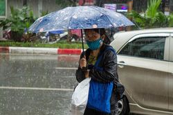 Miền Bắc nhiều nơi đã mưa rất to, Trung Bộ nắng nóng giảm dần
