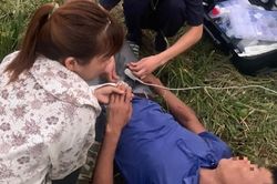 Gặt lúa dưới trời nóng 40 độ C, người đàn ông co giật giữa cánh đồng
