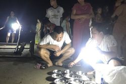 Mực nháy bật tanh tách, 'cháy hàng' ngay lúc vào bờ