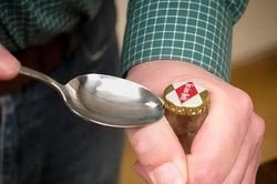 Chai bia có 1 điểm nhỏ, cứ nhắm vào là mở nắp dễ dàng, phụ nữ cũng làm ngon ơ