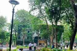 Độc đáo khối gương kính khổng lồ ở vườn hoa Con Cóc