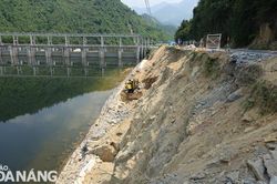 Đẩy nhanh tiến độ thi công kè rọ đá, khắc phục sạt lở tại đèo La Ngà