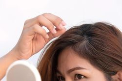 Cách ngăn tóc bạc sớm đơn giản và hiệu quả tại nhà