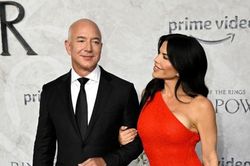 Bạn gái vừa đính hôn với tỷ phú Jeff Bezos giàu cỡ nào?