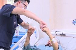 Cụ ông 93 tuổi vượt qua đột quỵ nhờ đến viện trong khung giờ 'vàng'