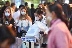 Nhiều chuyến bay ở Tân Sơn Nhất chuyển hướng, delay do thời tiết xấu