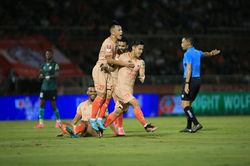 Nhìn lại vòng 8 - V.League 2023: Ấn tượng màu áo lính