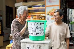 Cụ bà U90 ở Hà Nội làm điều ý nghĩa khi nuôi đàn cá bảy màu