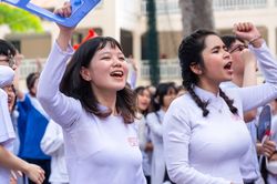 Nữ sinh lớp 12 ở TP.HCM bịn rịn ngày từ giã tuổi học trò