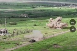 Xe tăng Nga đấu pháo với chốt phòng ngự Ukraine ở Donetsk