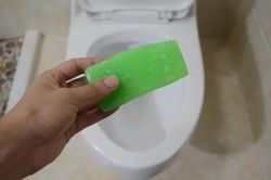 Bỏ miếng xà bông vào bồn cầu nhận ngay lợi ích tuyệt vời, bạn sẽ tiếc vì không biết sớm