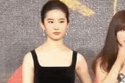 Lưu Diệc Phi gây chú ý với loạt khoảnh khắc hài hước
