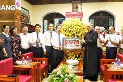 Lãnh đạo thành phố chúc mừng 60 năm thành lập Giáo phận Đà Nẵng
